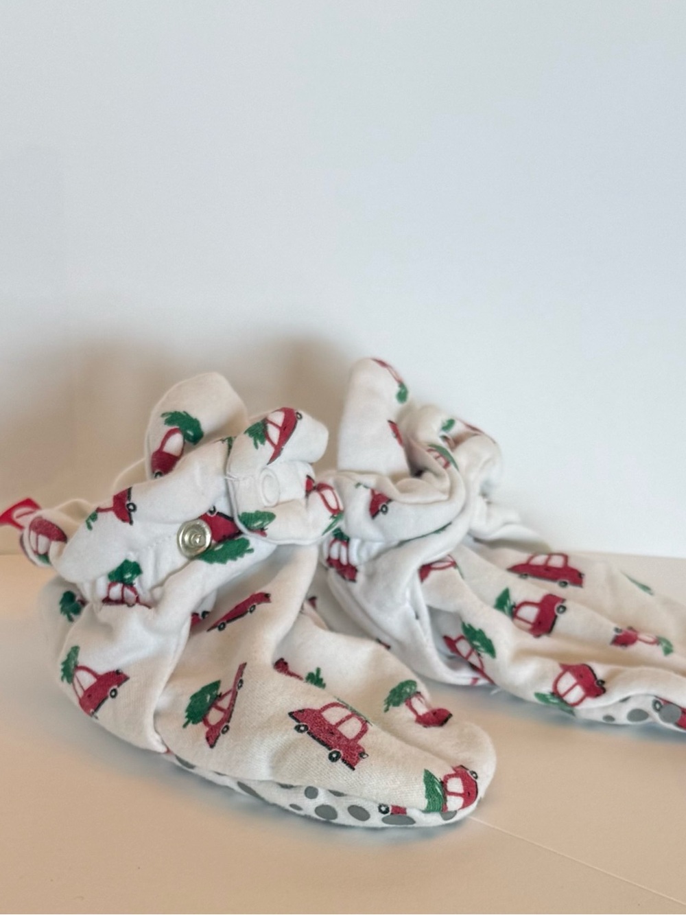 Zutano White Christmas booties woth red Car and Green Tree Print (24m)
